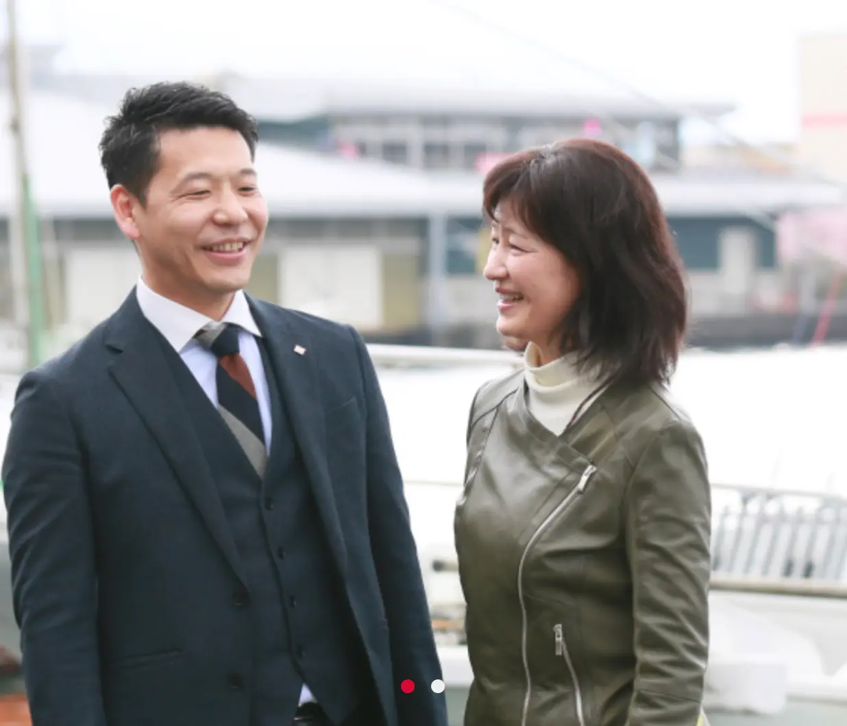 お客様と社員が笑顔で話している様子